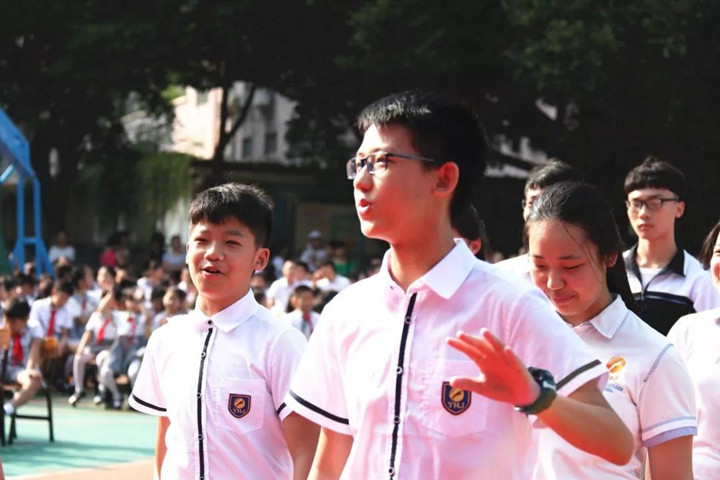 “美好教育”架起求知探索的彩虹橋——龍華中英文實驗學(xué)校開學(xué)典禮勵志勵學(xué)