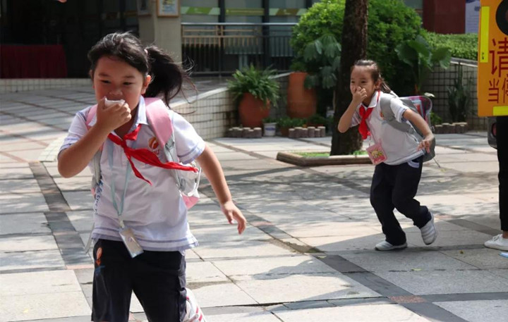 舉行校車逃生演練，提高師生應(yīng)急能力——深圳市龍華中英文實驗學(xué)校舉行校車應(yīng)急演練活動