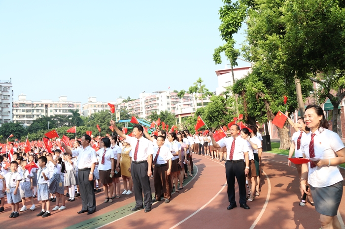 舉行主題升旗儀式，弘揚(yáng)愛國(guó)主義精神